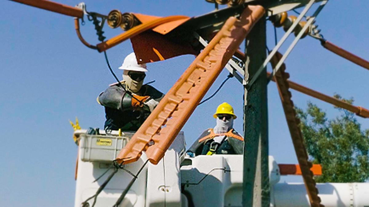 Trabajadores de Ezentis en una instalación.