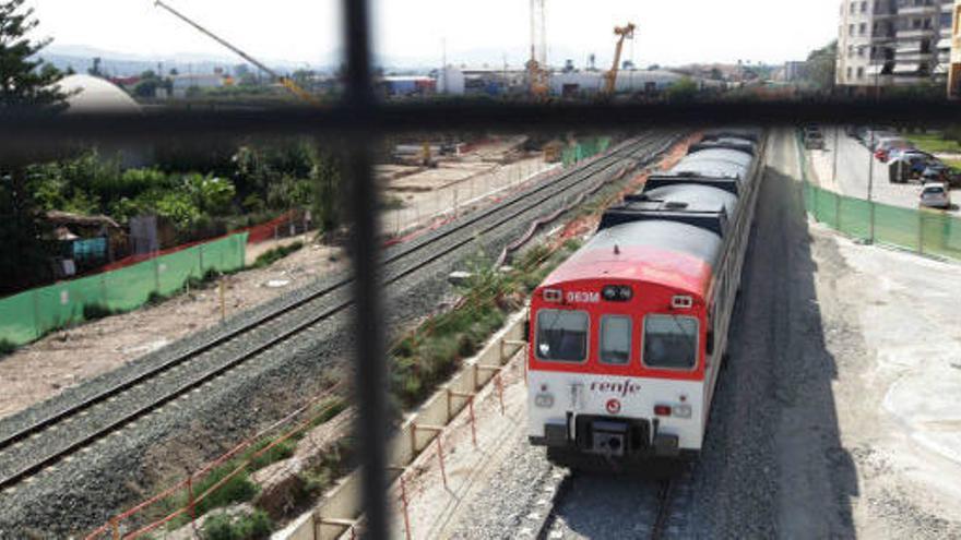 Un tren arrolla a un joven de 25 años que iba escuchando música con unos auriculares