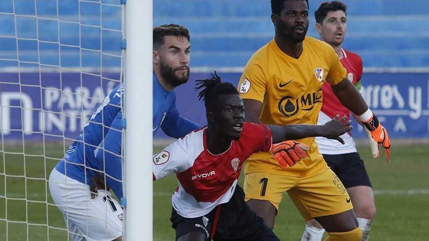 José Cruz pugna con Djetei ante la presencia de Razak, en el Linares-Córdoba CF de la pasada temporada.