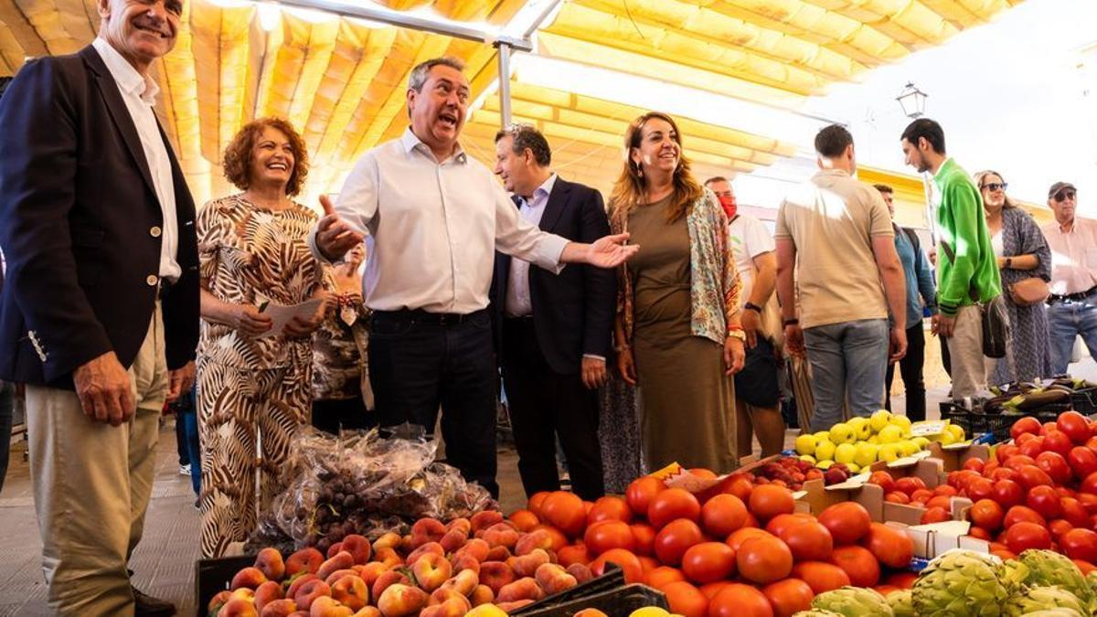 Juan Espadas, al inicio de su jornada de campaña.