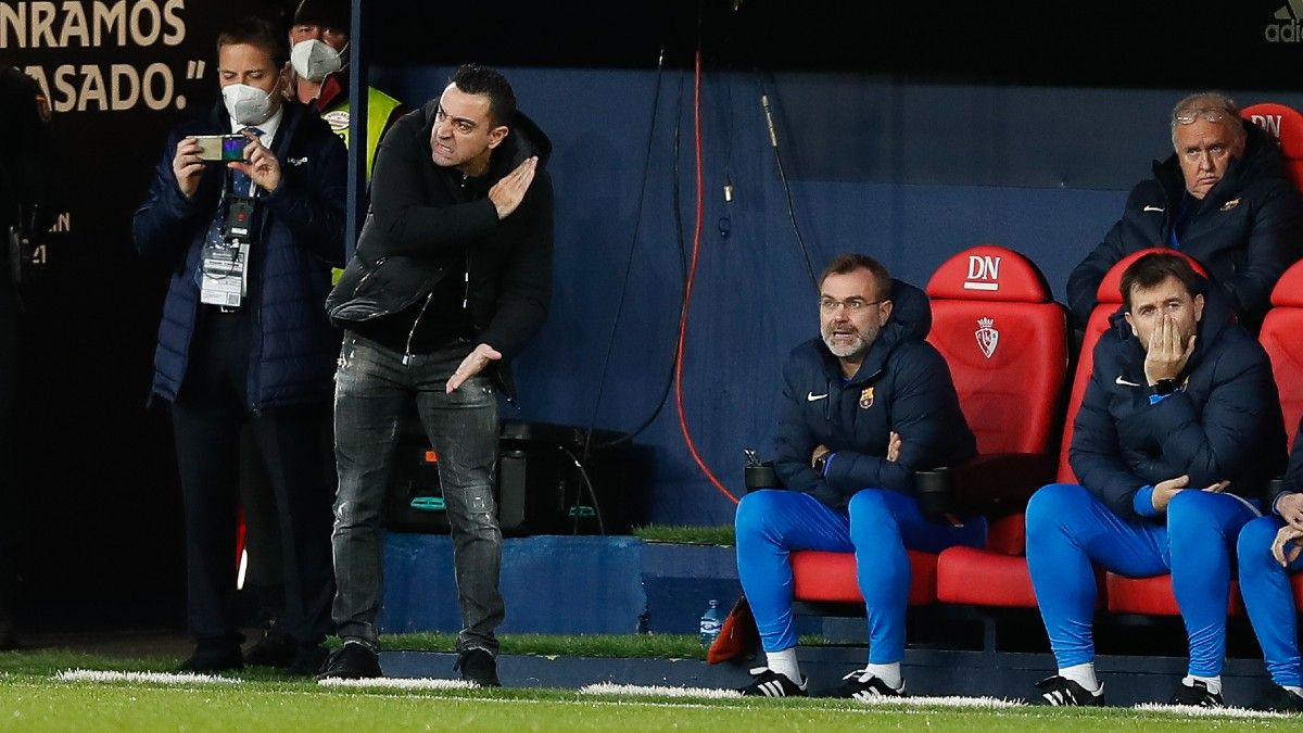 Xavi dirigiendo al Barça durante el partido contra Osasuna