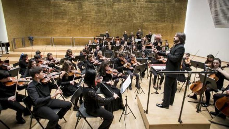 La Orquesta de Aspirantes ensaya en el ADDA con su director, Juan Miguel Antón.