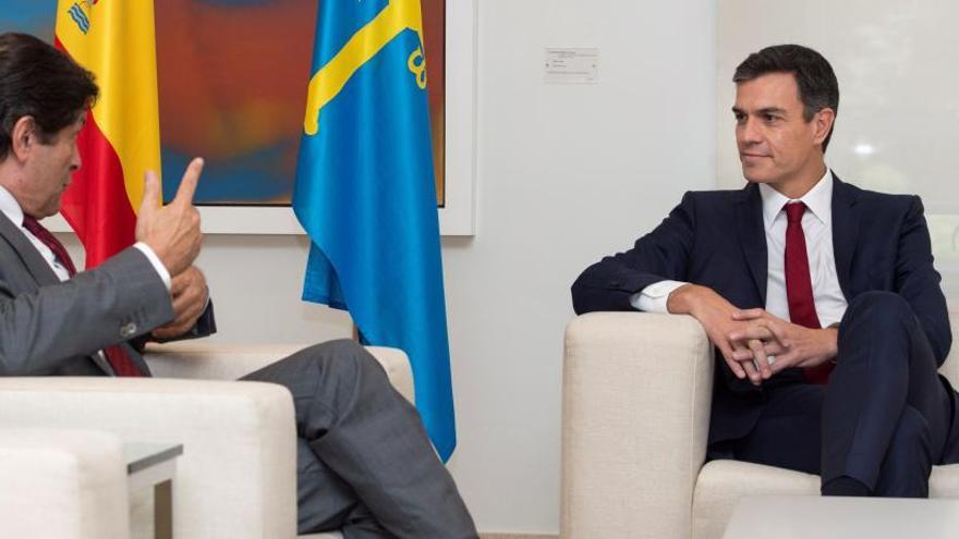 Pedro Sánchez, con el presidente de Asturias, Javier Fernández.