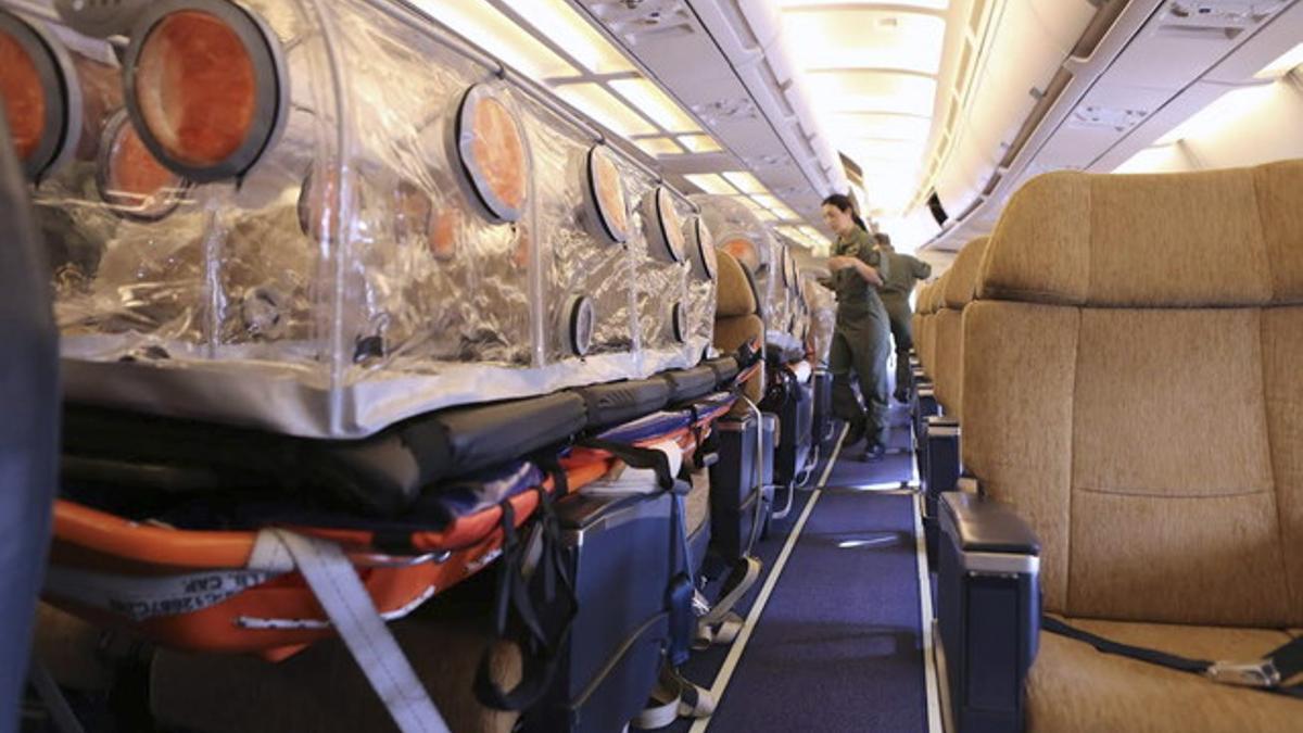Interior del Airbus A310 que ha salido de la base aérea madrileña de Torrejón de Ardoz para repatriar desde Liberia al religioso español Miguel Pajares, infectado por el virus del ébola.