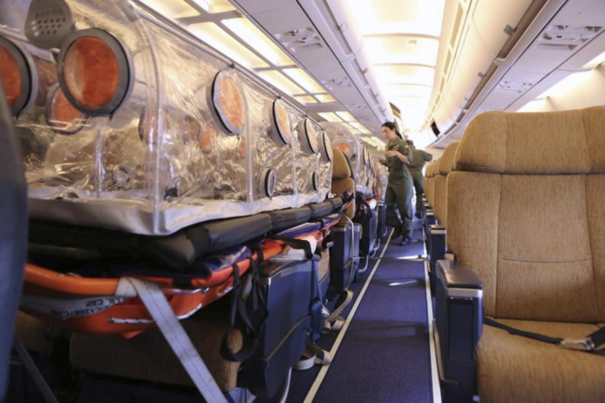 Interior de l’Airbus 310 que ha sortit de la base aèria madrilenya de Torrejón de Ardoz per repatriar des de Libèria el religiós espanyol Miguel Pajares, infectat pel virus de l’Ebola.