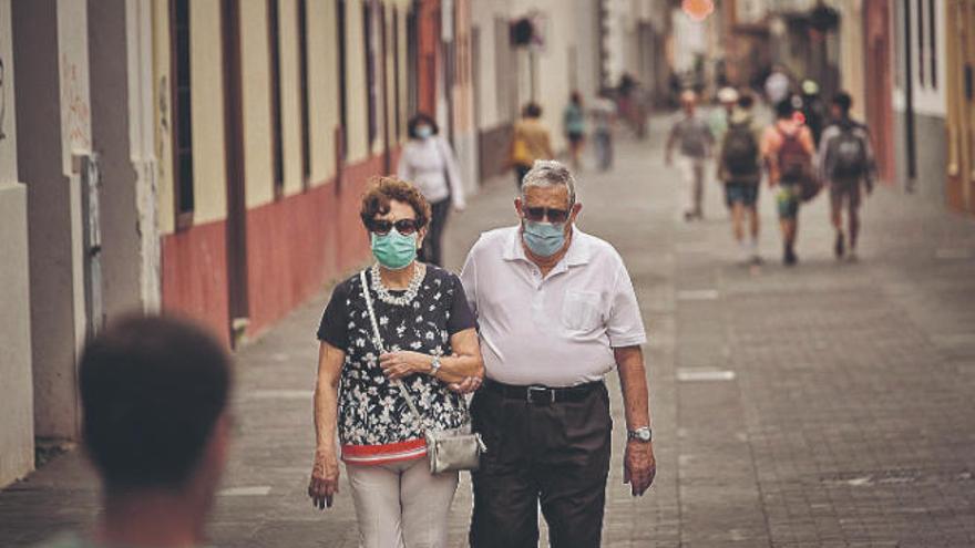 Una pareja pasea por las calles de La Laguna.