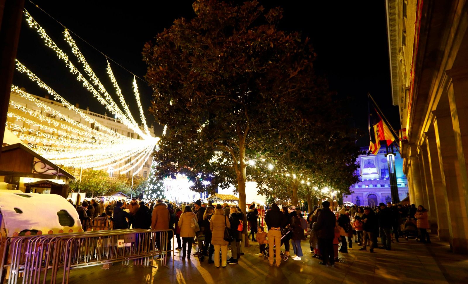 Ni el frío ni el puente pueden con el mercadillo navideño de la plaza del Pilar