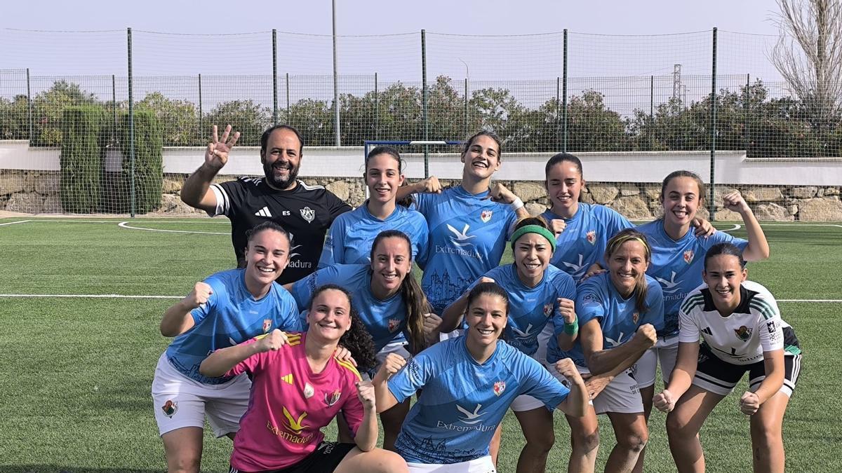 Plantilla del Cacereño Femenino, con su entrenador, tras lograr el tercer puesto en la Copa Federación de fútbol playa.