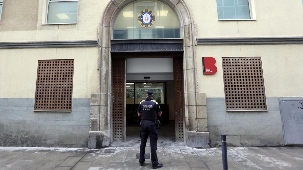 El ‘concert’ d’una nena en una comissaria de Barcelona després de recuperar el seu violí El ‘concert’ d’una nena en una comissaria de Barcelona després de recuperar el seu violí