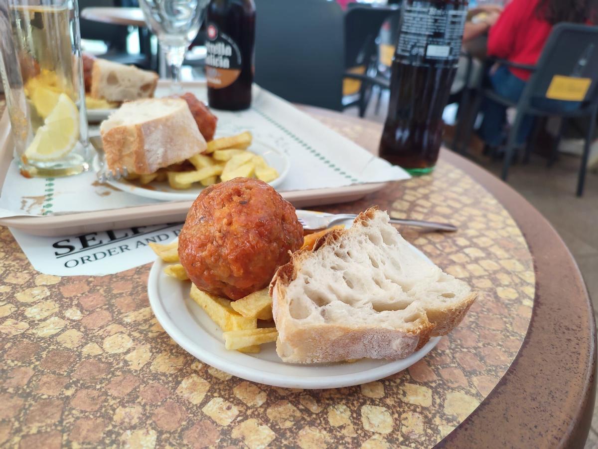 Tapa de albóndigas con patatas fritas en El Tequeño de María Pita.