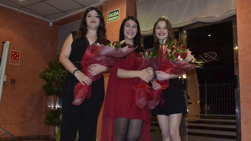 En el centro, de rojo, la reina de las fiestas, Rocío Abellán, con sus dos damas.