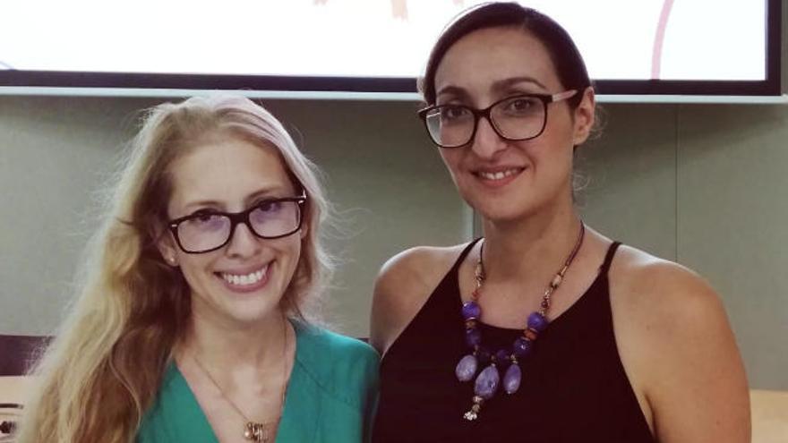 Las doctoras Vania Lukoviek y Sorahaya González, durante la sesión clínica.