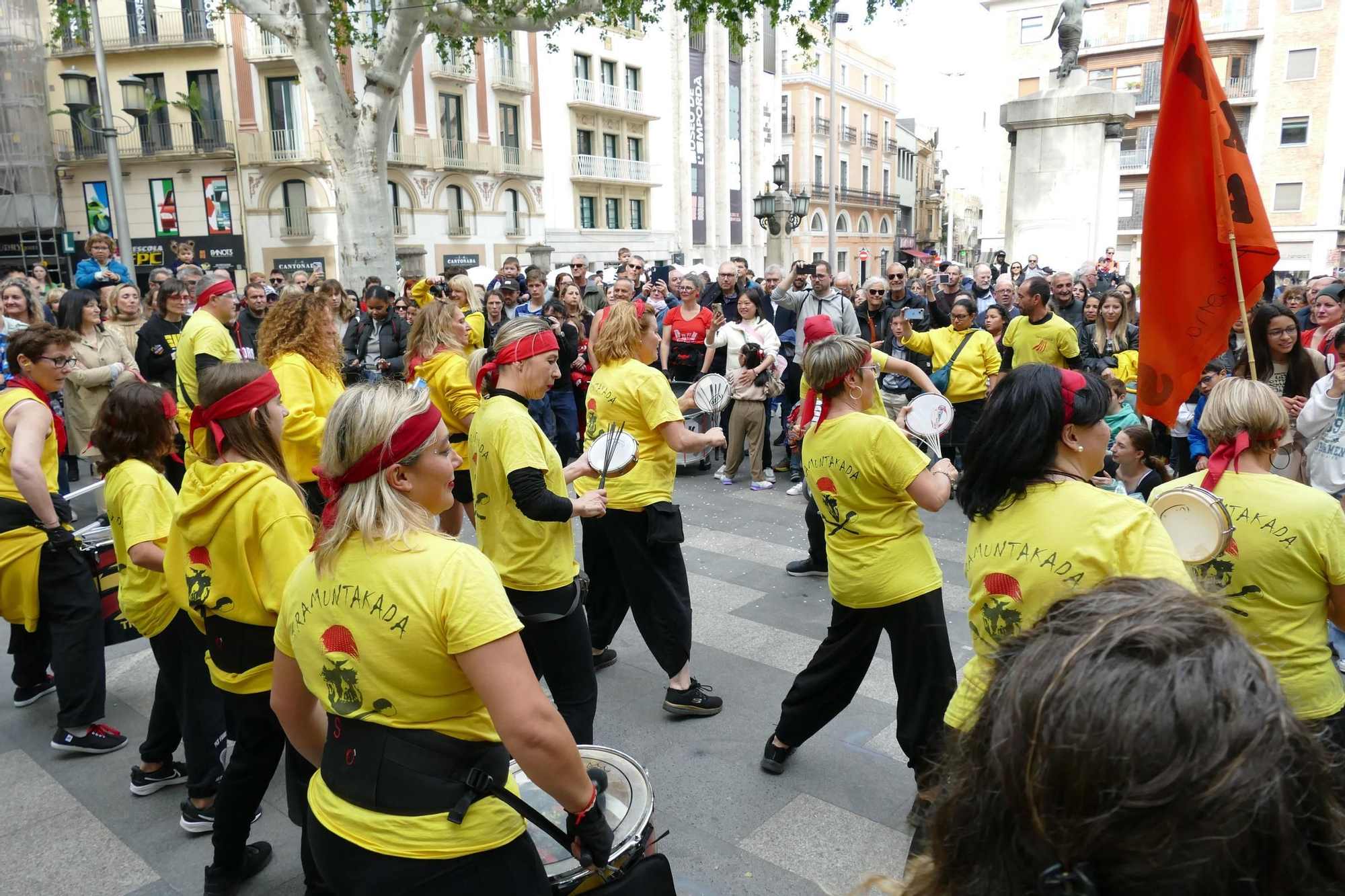 Figueres ressona amb una gran batucada de Santa Creu