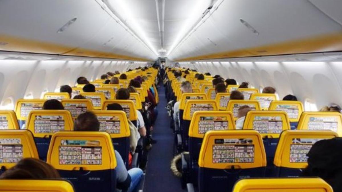 Interior de avión de Ryanair