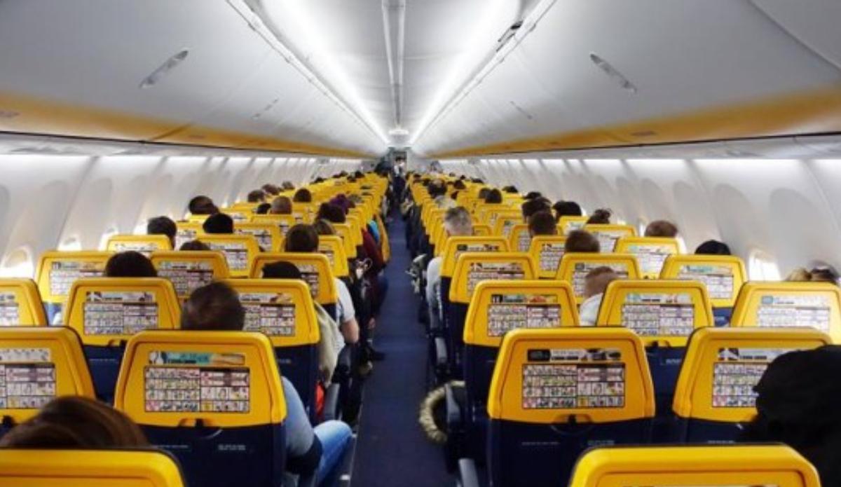 Interior de avión de Ryanair