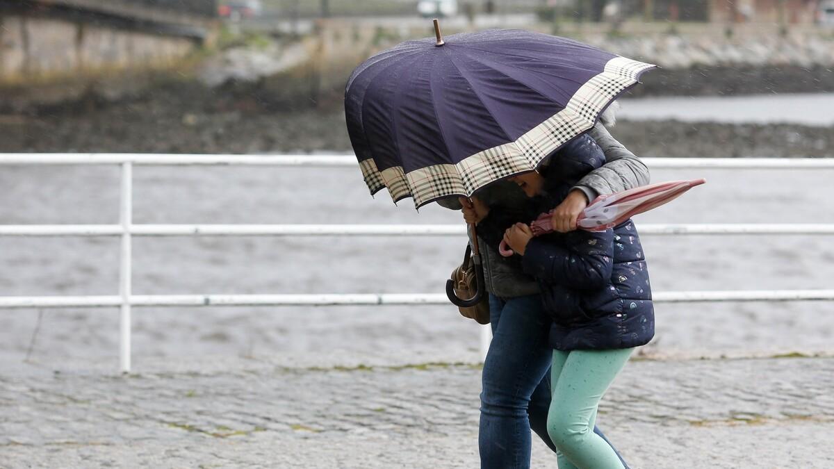 Una madre y su hija camina con dificultad por el tiempo en Viveiro