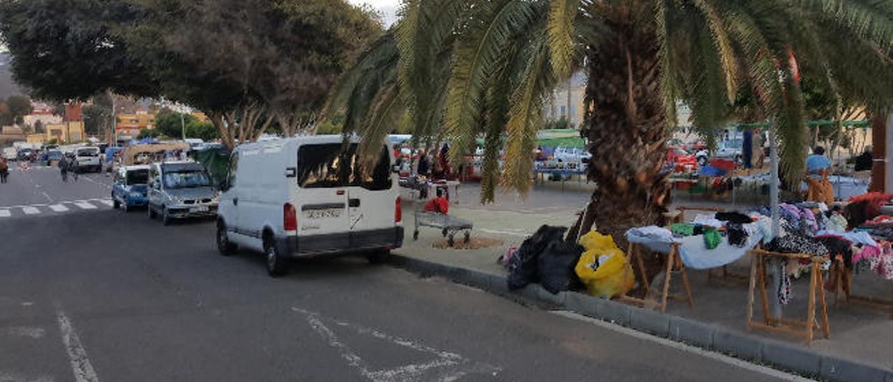 Puestos colocados en zona de tránsito y en malas condiciones junto al mercadillo de Jinámar.