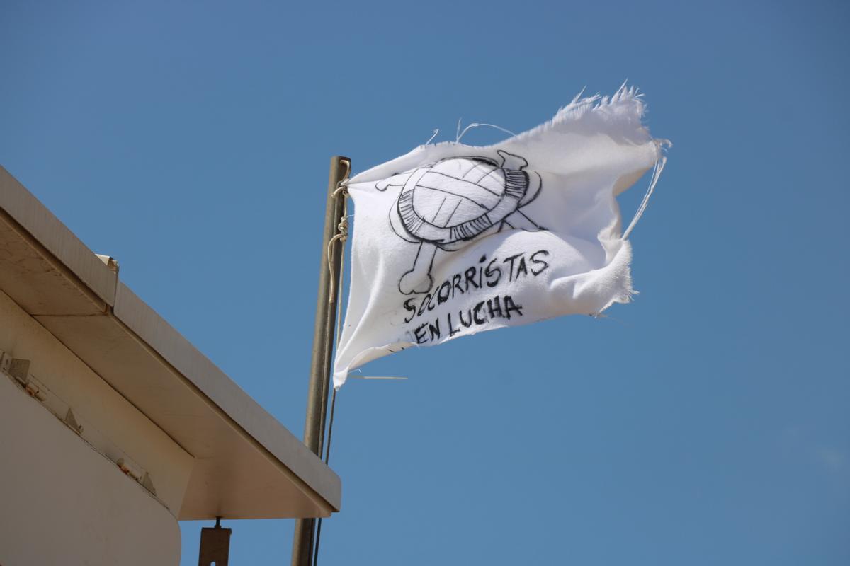 Bandera izada por los socorristas en Barcelona.