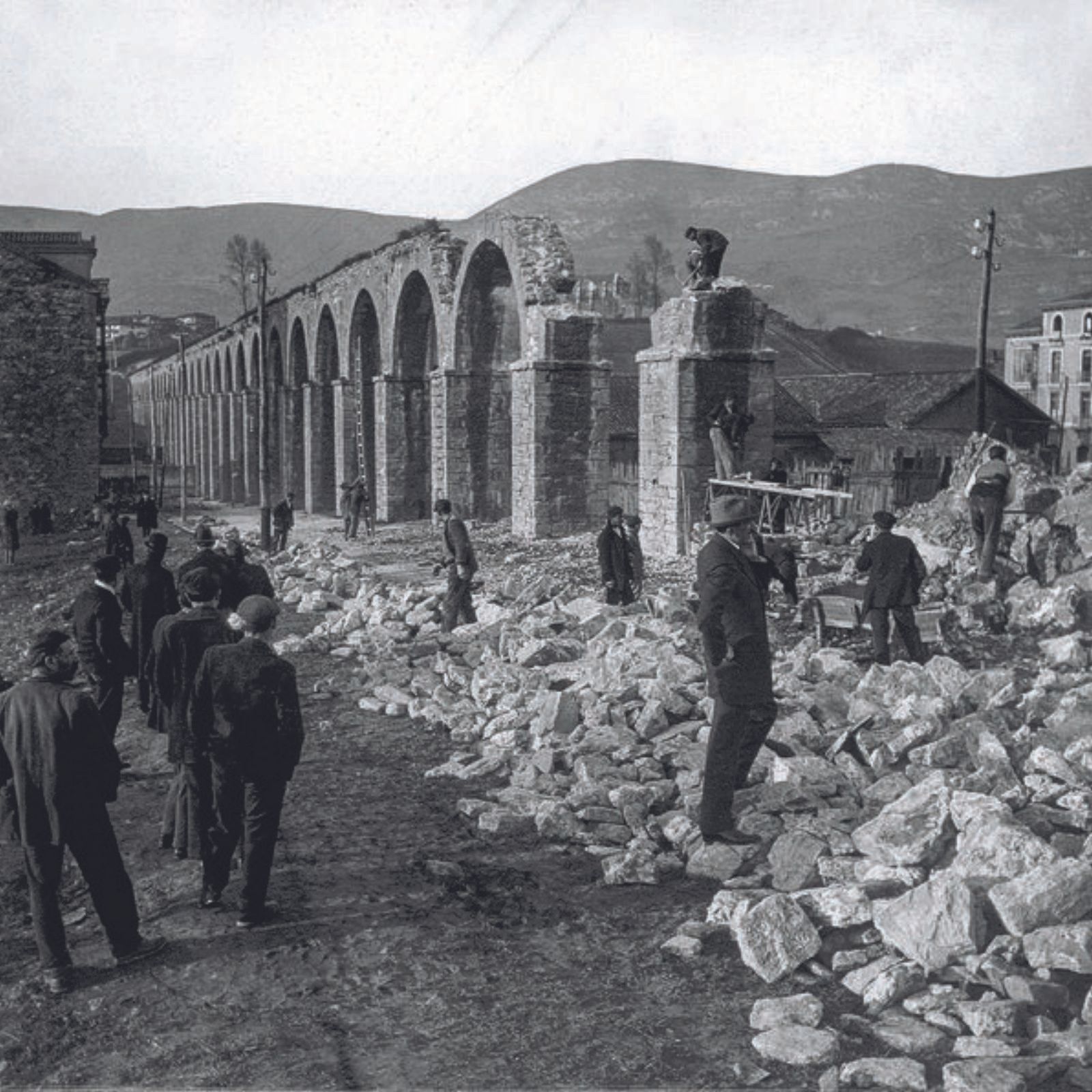 Derribo del acueducto de los Pilares, en Oviedo. | Celso Gómez Argüelles / Muséu del Pueblu d’Asturies