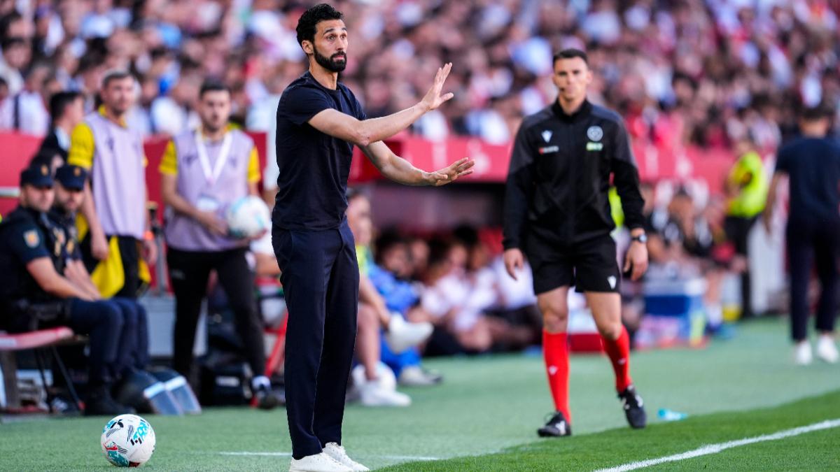 Álvaro Arbeloa, entrenador del Real Madrid CF, gesticula durante el partido de la liga española, LaLiga EA Sports, disputado entre el Sevilla FC y el Real Madrid en el estadio Ramón Sánchez-Pizjuán el 17 de mayo de 2026 en Sevilla, España.