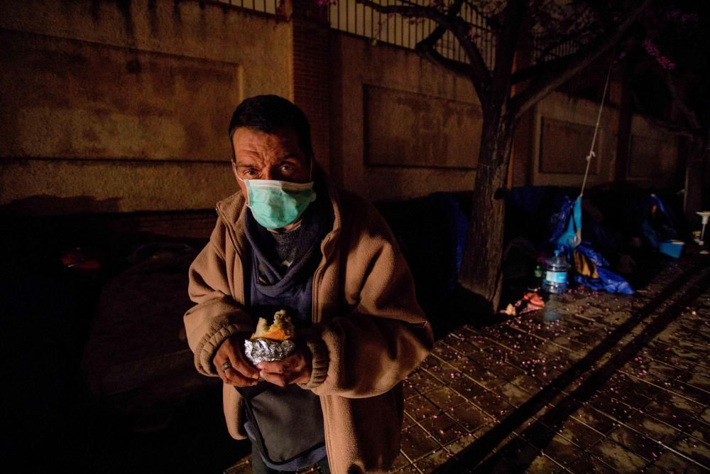 Cientos de personas sin techo sobreviven a la pandemia gracias a la solidaridad.