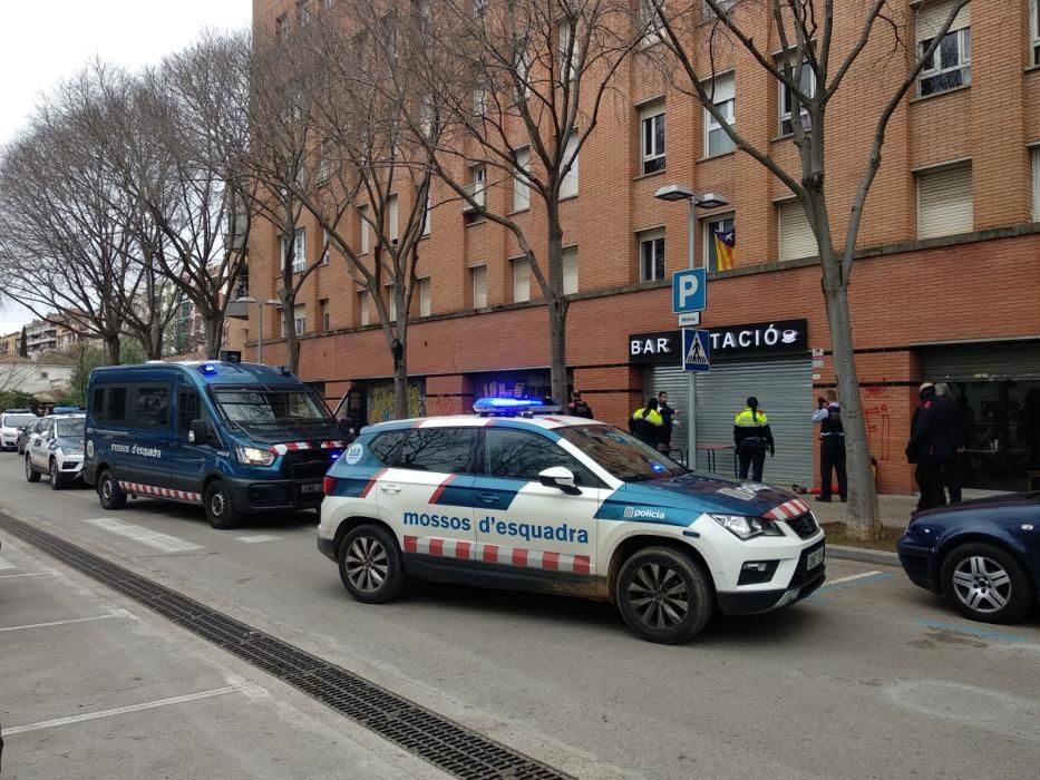 Desplegament de mossos al parc Central de Girona.