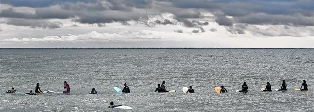 Surfistes esperant una onada propícia a la Barceloneta, dissabte passat. Surfistes esperant una onada propícia a la Barceloneta, dissabte passat.