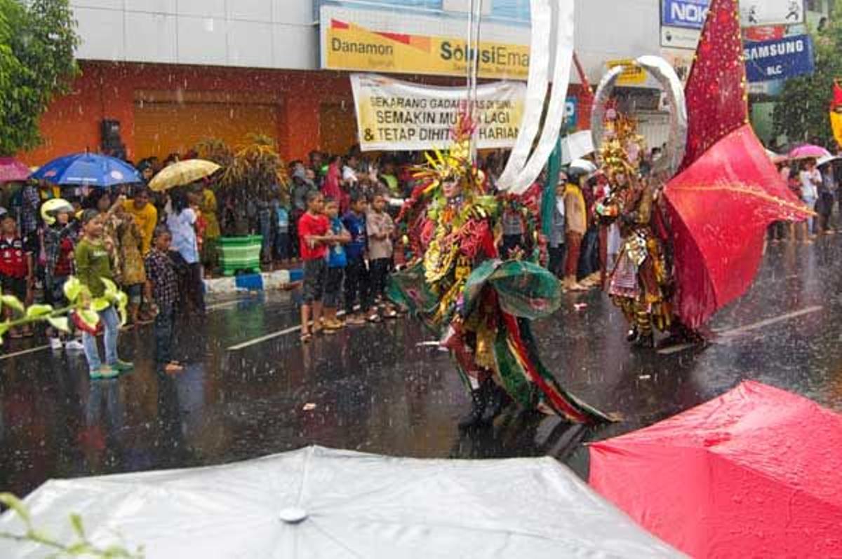 La lluvia no detiene la celebración del Etno Carnaval.