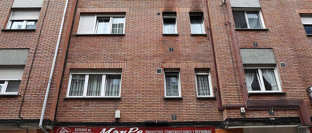Ventanas ennegrecidas, en el segundo piso, en la vivienda de la calle Saavedra incendiada ayer. | Juan Plaza
