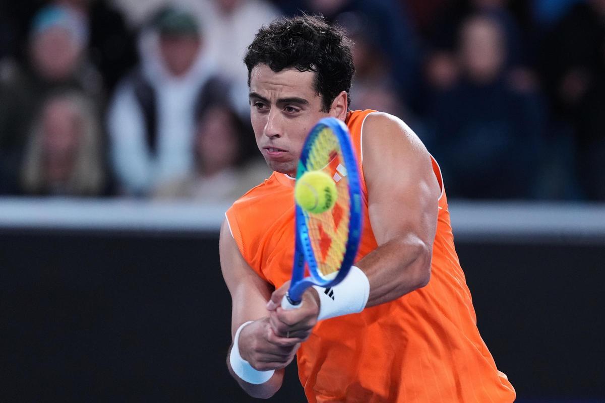 Jaume Munar golpea la bola en el duelo ante Ruud.