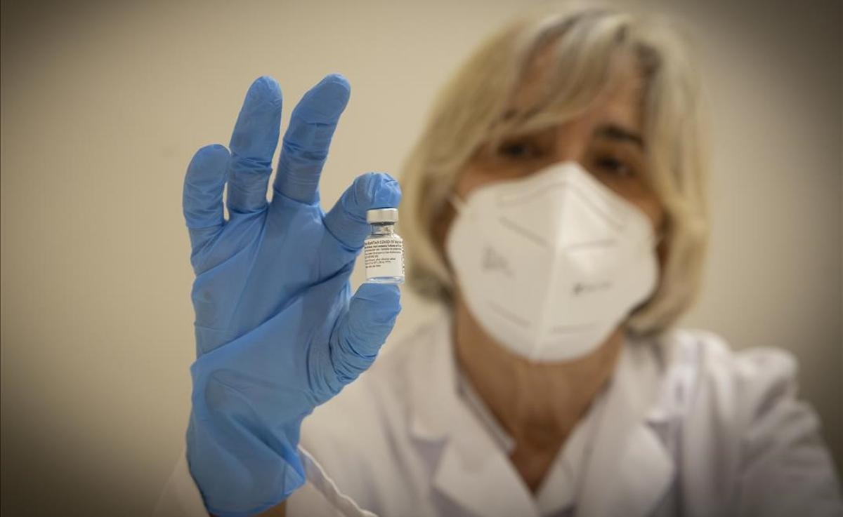 Una trabajadora del Hospital Clinic de Barcelona muestra una vacuna contra el covid-19.
