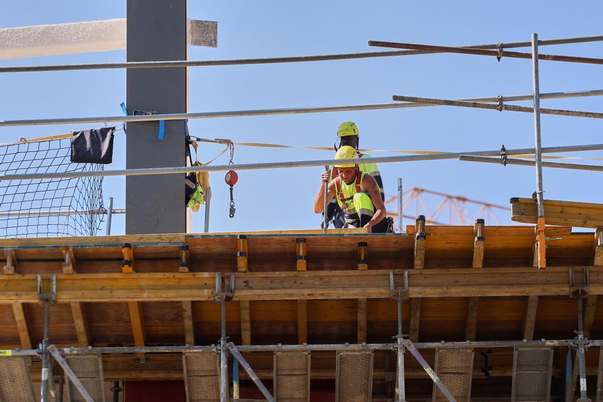 Trabajadores construyendo viviendas este año en València.