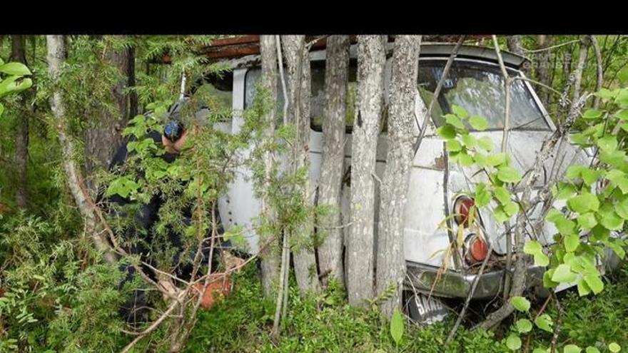 Consiguen arrancar un Saab abandonado en un bosque tras 55 años parado