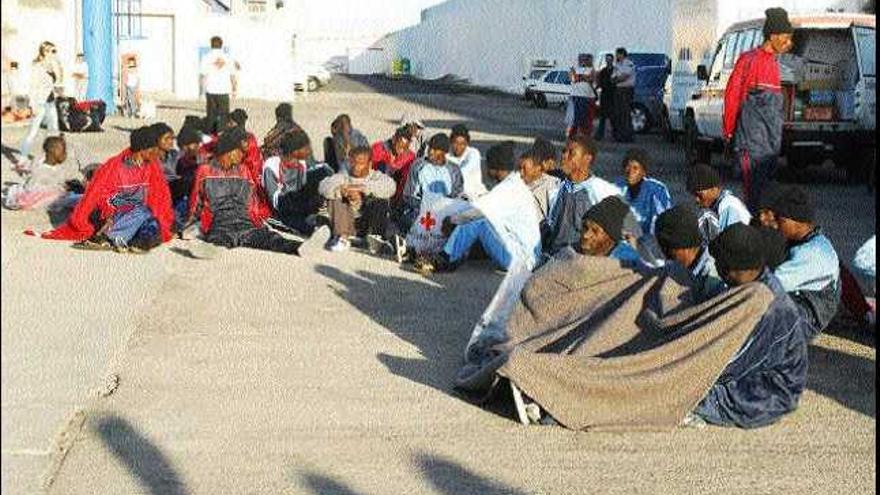 Los inmigrantes rescatados por el &quot;Pinillos Primero&quot; fueron atendidos a su llegada a El Hierro. / gelmert finol