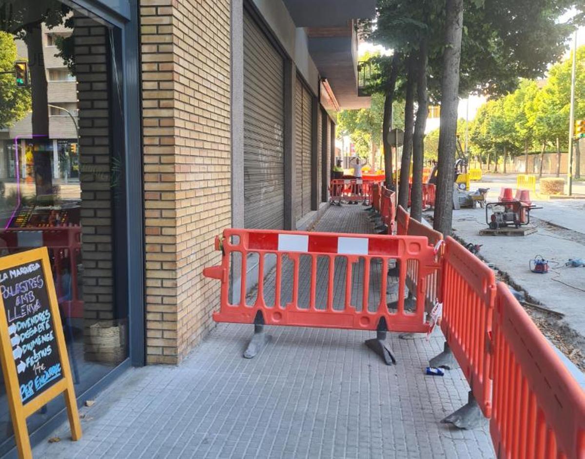 Les obres del carril bici al carrer Marquès de Camps, davant del resaturant La Marquesa