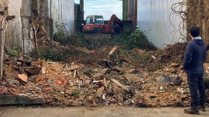 Trabajos de demolición de la casa en ruinas de la calle Obra, en Sada. |  LOC