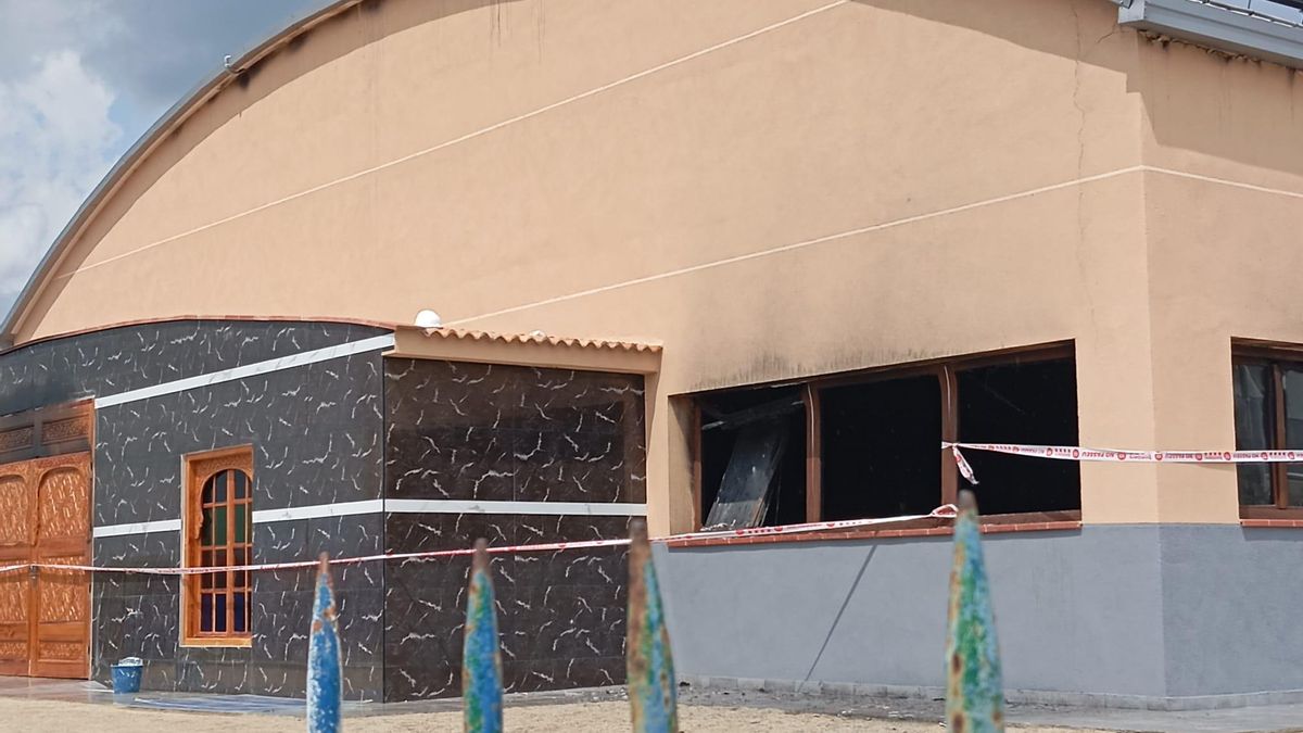 El centre islàmic de Piera, precintat pels Mossos d’Esquadra arran de l’incendi nocturn