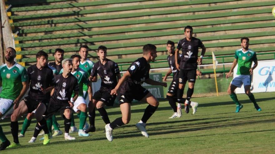 El Zamora sale goleado (3-0) de su amistoso contra el Cacereño