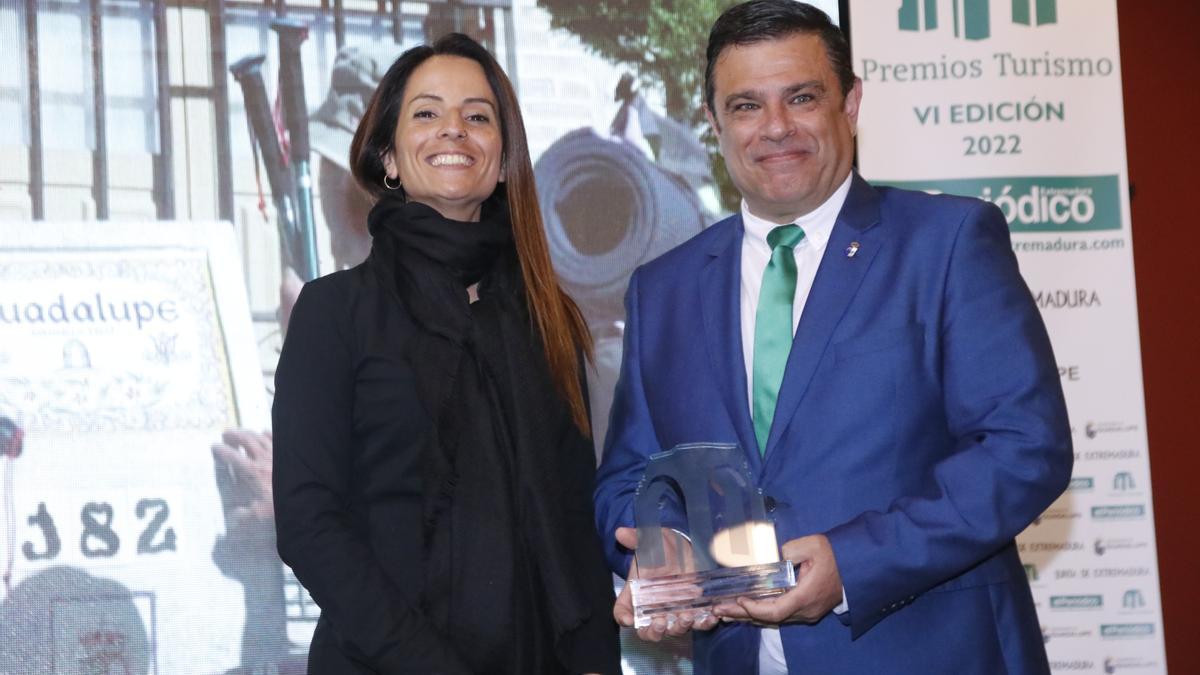 Nuria Flores, consejera de Turismo, y Felipe Sánchez, alcalde de Guadalupe.