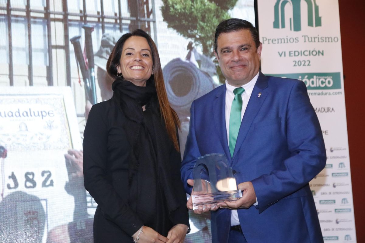 Nuria Flores, consejera de Turismo, y Felipe Sánchez, alcalde de Guadalupe.