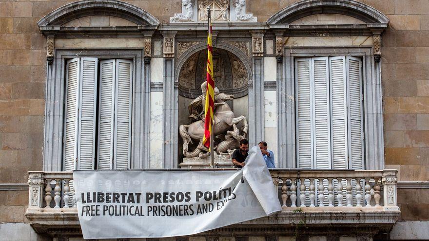 Unos operarios retiran la pancarta a favor de los independentistas presos, en septiembre del 2019.