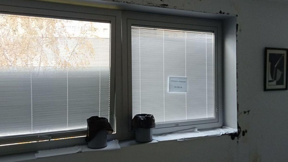 Moho y humedades en una ventana del centro de salud de Villalegre.