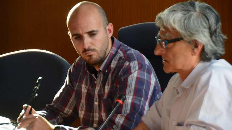 Alfredo Barragán (Izda.), de Método Ambiental, con Mariano Abalo, ayer, en su conferencia. // Gonzalo Núñez