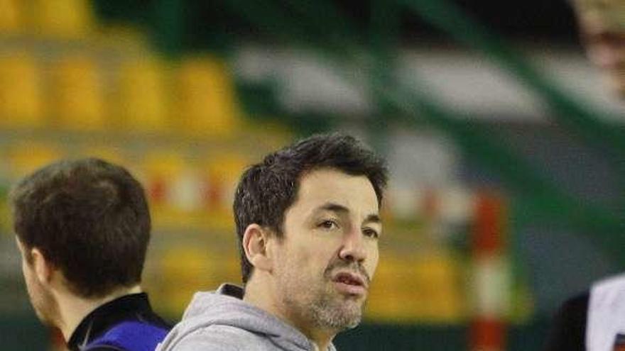 Gonzalo García de Vitoria, entrenador del COB. // Iñaki Osorio