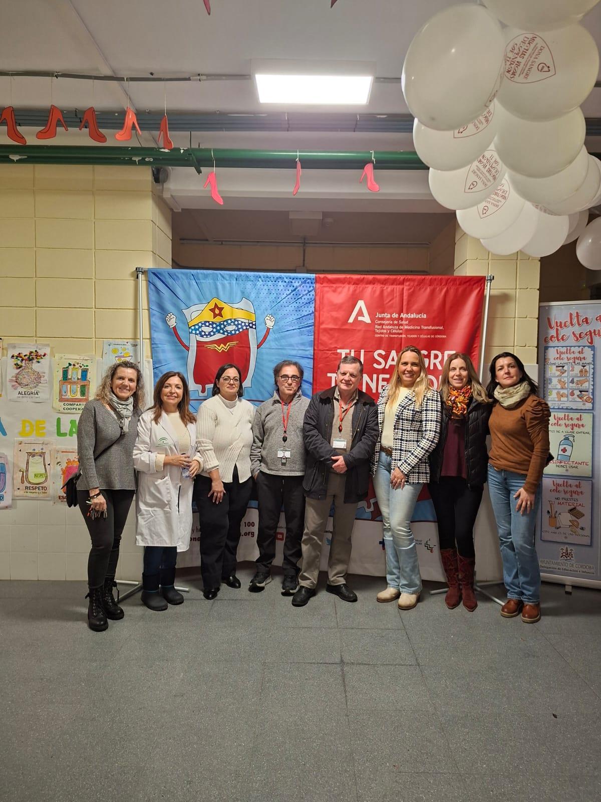 Representantes del colegio Miralbaida y del Centro de Transfusión.