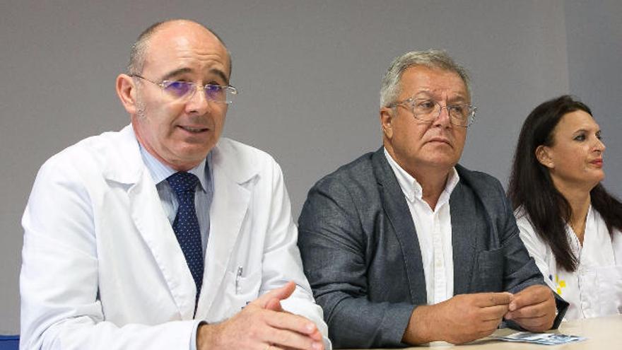 El gerente del hospital Jesús Flórez (i) junto a Miguel Rodríguez, gerente del Área de Salud de Fuerteventura.