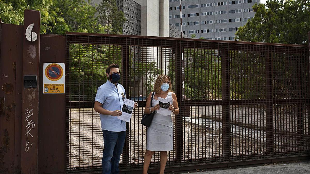 López de la Parte y Martín Pozo, frente al Banco de España, ayer. | Emilio Fraile