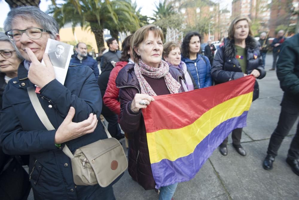 El diputado durante la Segunda República por A Coruña fue asesinado en el Campo da Rata en el golpe militar del 36. En el acto estuvo presente su hija, entre otros familiares, el alcalde y la CRMH.