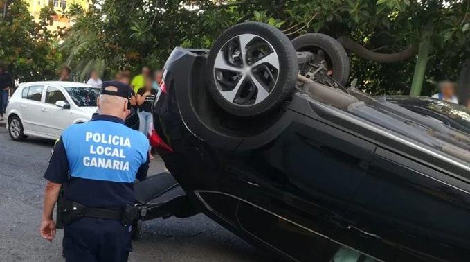 Accidente con vuelco en la calle Luis Benítez Inglot