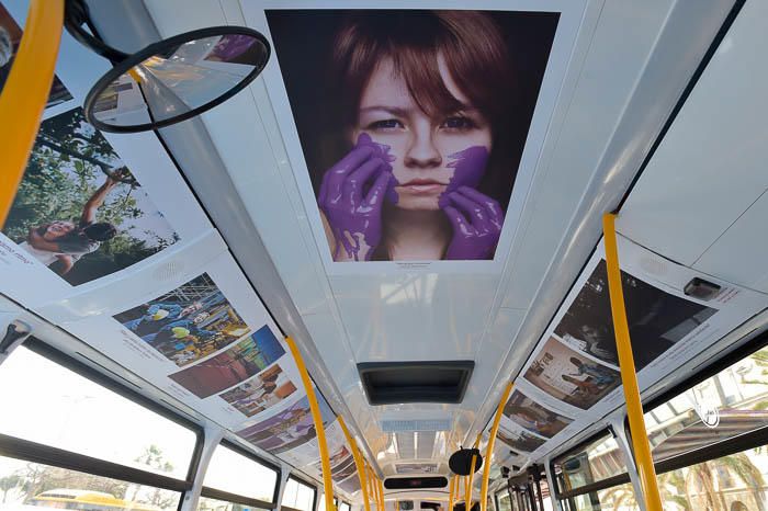 Exposición de igualdad a bordo de una guagua